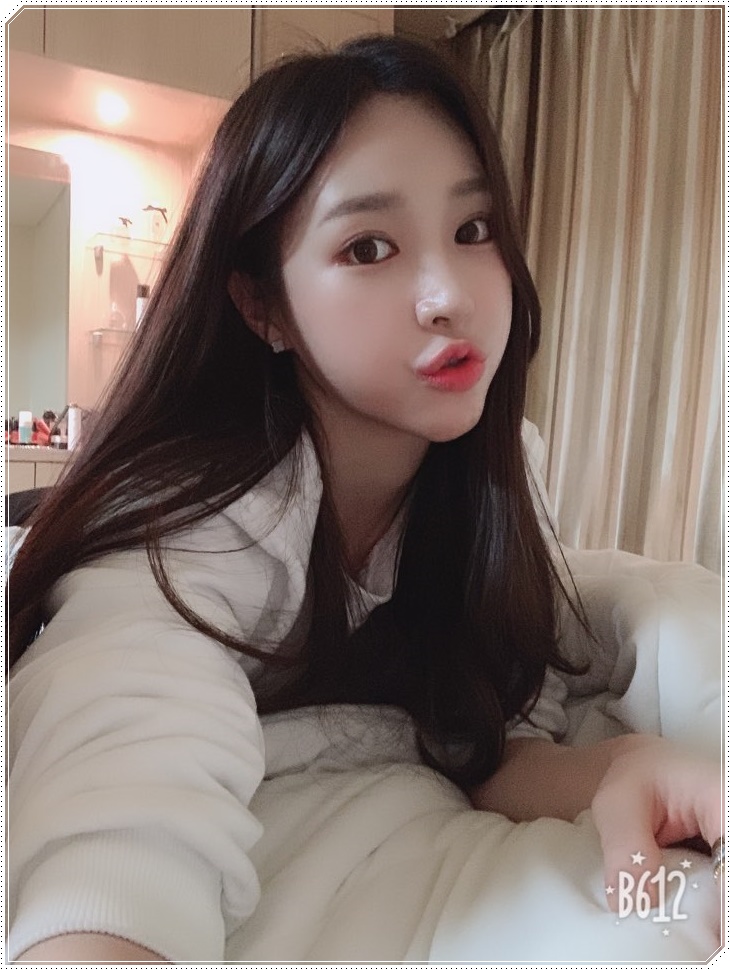 嘴角上提,打造含笑面容